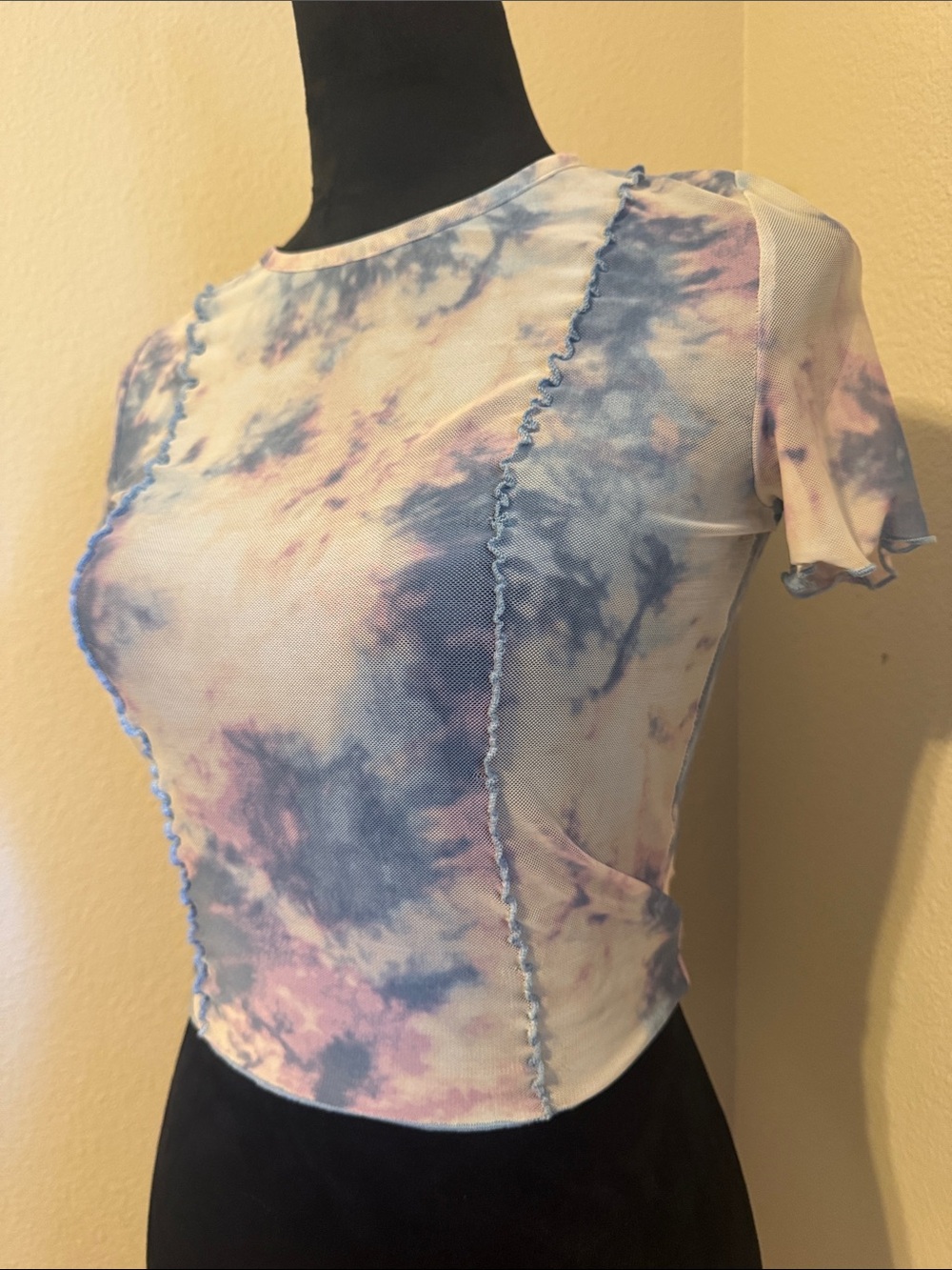 😎💕Urban Outfitters Pastel Tie-Dye Ruffle Sleeve Mesh Crop Top - Picture 4 of 8
